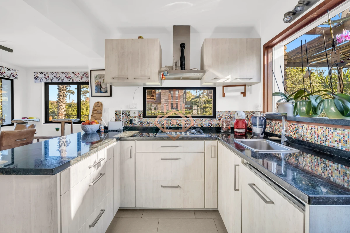 Casa en Venta en Playa Mansa P33 con 4 dormitorios (3 en suite) y 4 baños, Piscina y gran terreno a escasos 50mts del mar.