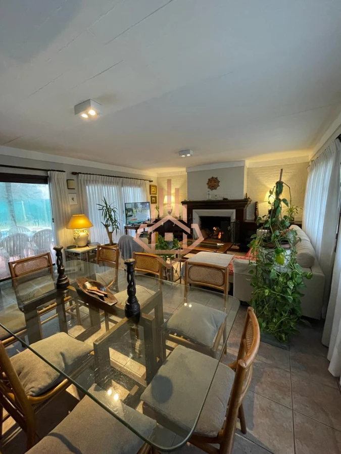 Casa en venta  alquiler 4 dormitorios, 2 dormitorios en suite. Piscina amplio JardÃ­n Barrio Marly