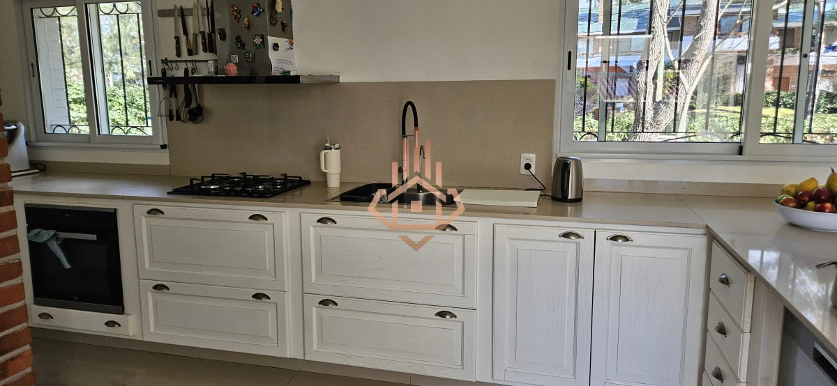 Se Alquila en Country Casa de 5 Cuartos y 4 Baños