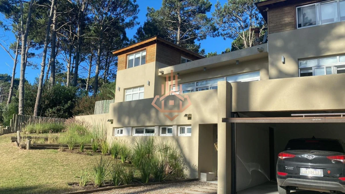 Se Vende espectacular casa en Barrio Privado de 5 dormitorios mas dependencia - Foto 1