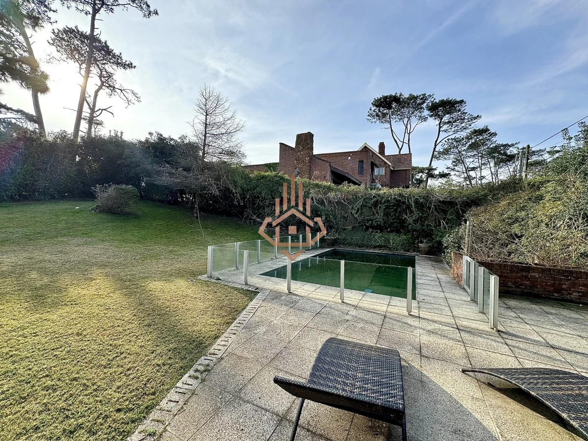 Casa, Venta 4 dormitorios mas dependencia, 2 master suite, Piscina, 1 cuadra de la playa Masa, Punta del Este.