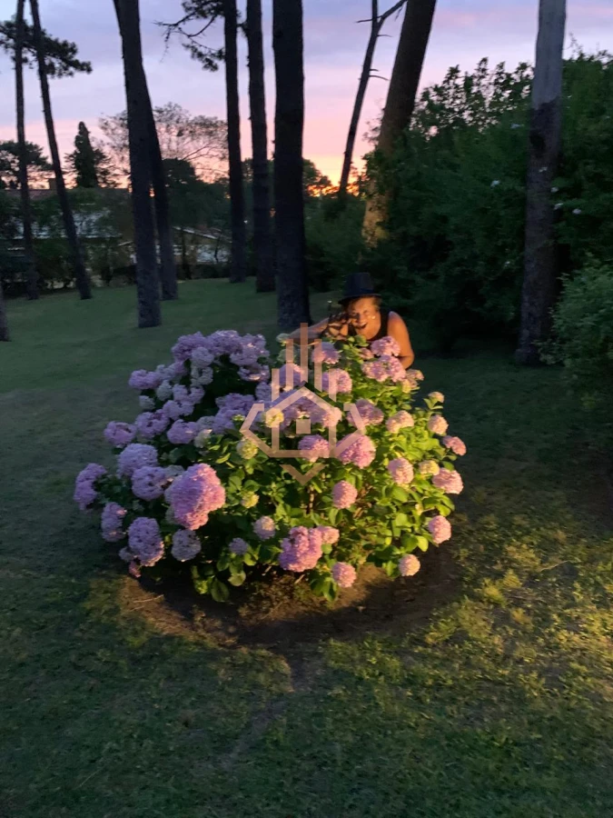 Casa en Venta Manzana Completa, 6 Dormitorioscon Proyecto Aprobado de Condo Hotel Barrio Mansa