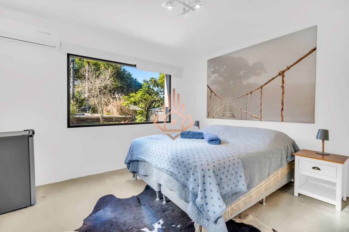 Casa en Venta en Playa Mansa P33 con 4 dormitorios (3 en suite) y 4 baños, Piscina y gran terreno a escasos 50mts del mar.