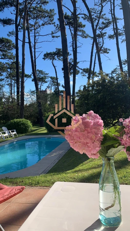 Casa en Venta Manzana Completa, 6 Dormitorioscon Proyecto Aprobado de Condo Hotel Barrio Mansa