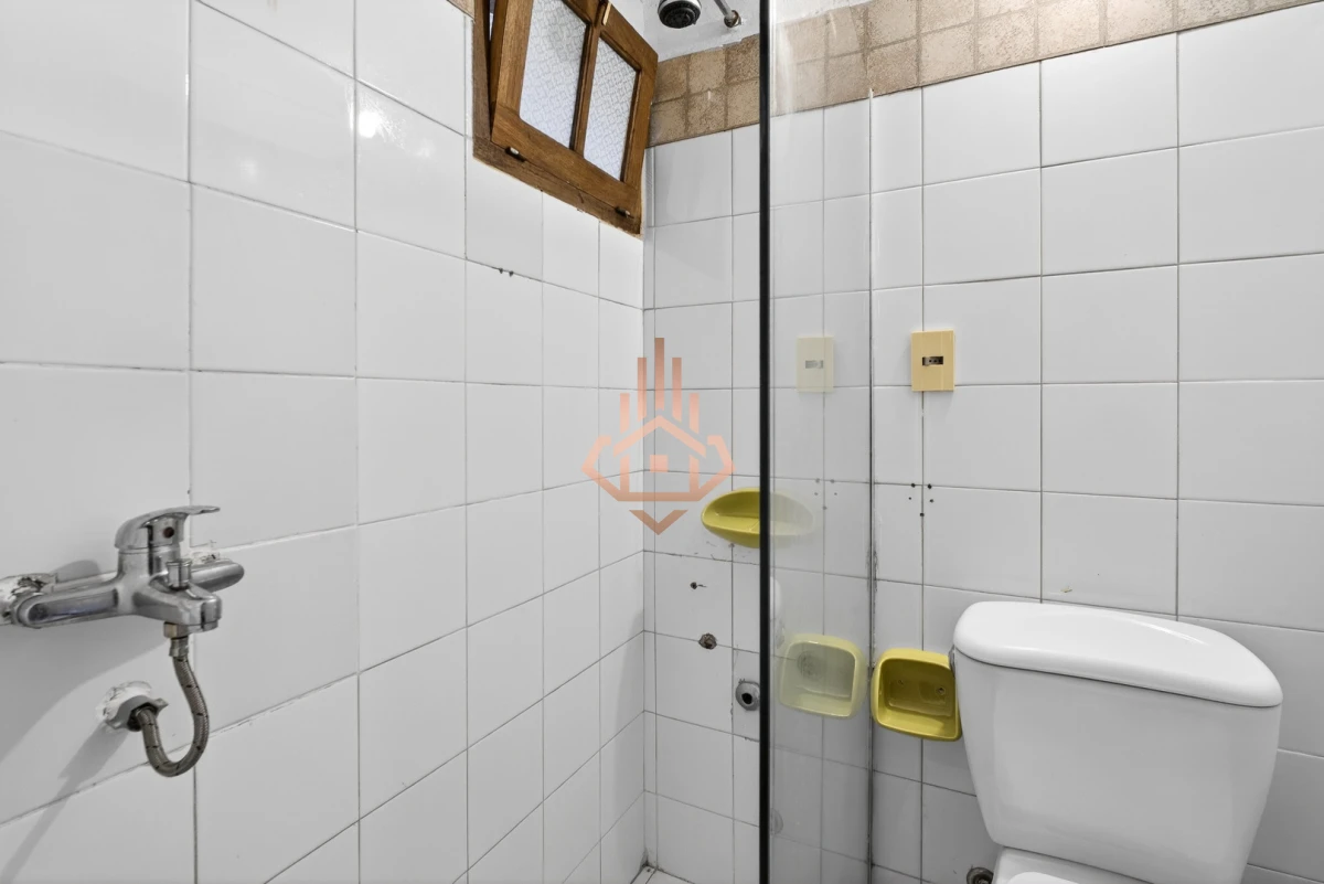 Casa En Venta De 5 Dormitorios , Dependencia