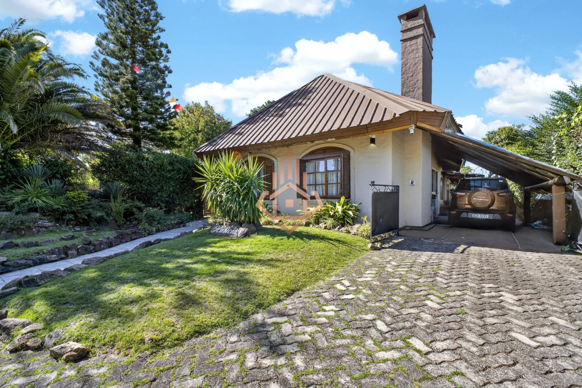 Casa En Venta De 5 Dormitorios , Dependencia