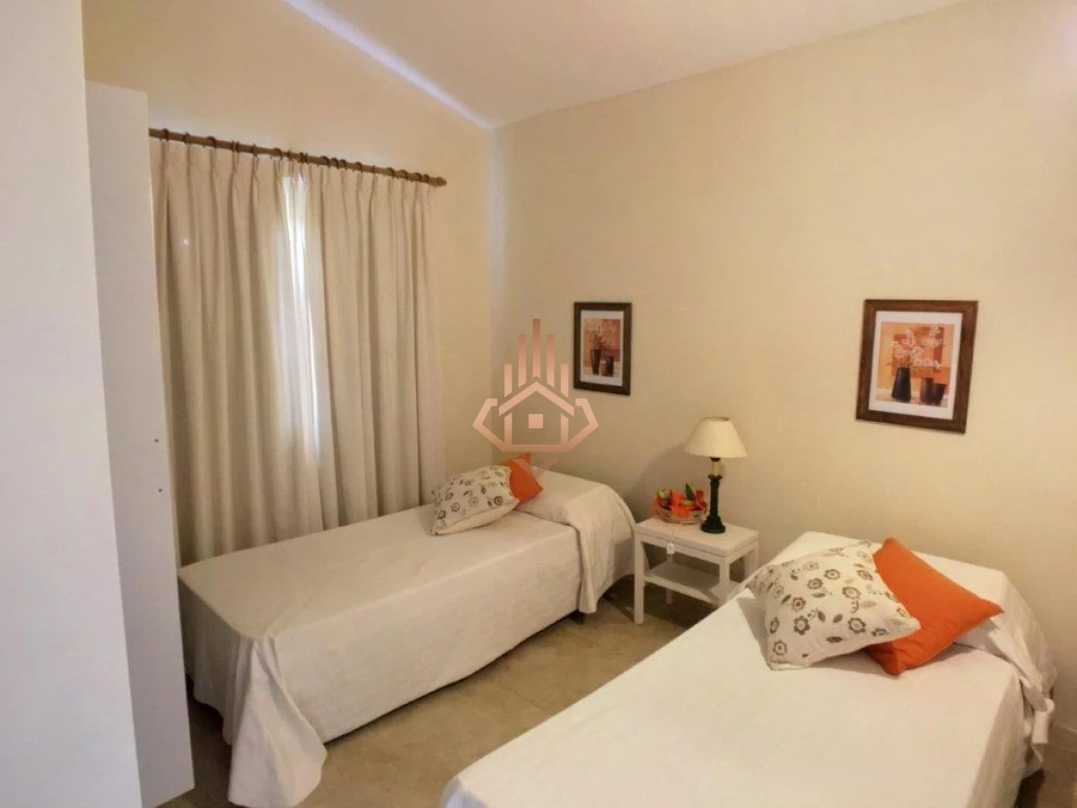 Casa en Venta Manzana Completa, 6 Dormitorioscon Proyecto Aprobado de Condo Hotel Barrio Mansa