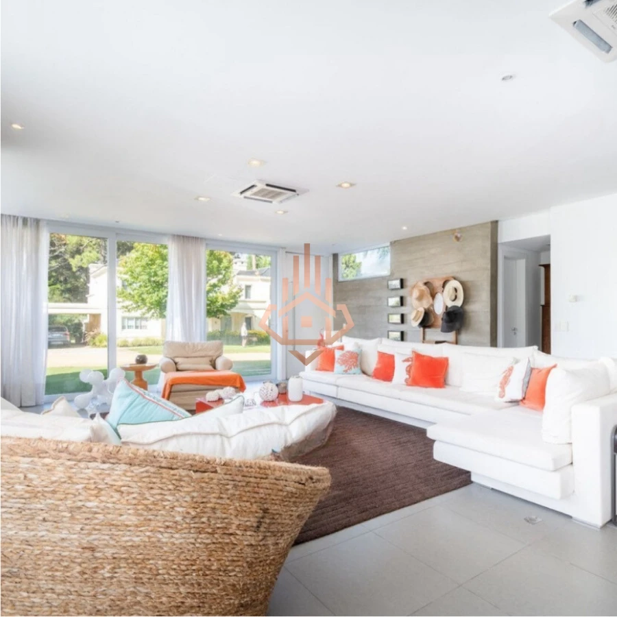 Venta Casa en Barrio Privado en playa mansa, 5 suites, piscina, losa radiante.