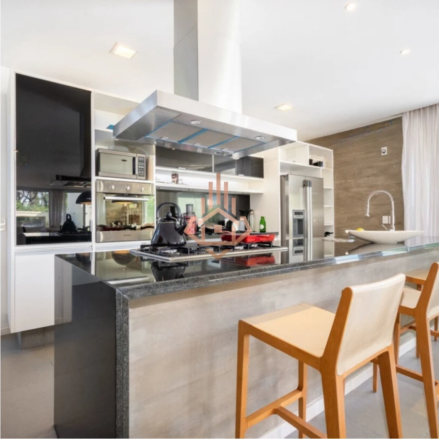 Venta Casa en Barrio Privado en playa mansa, 5 suites, piscina, losa radiante.