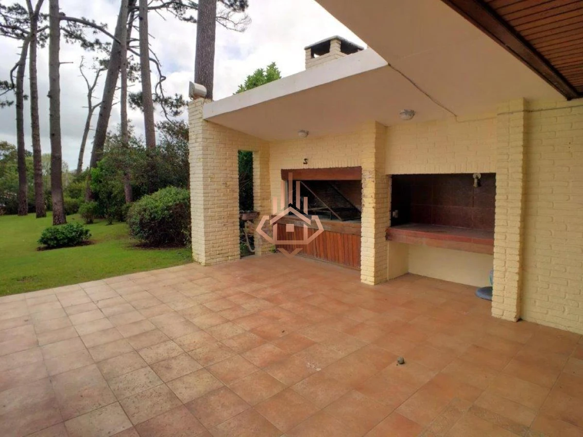 Casa en Venta Manzana Completa, 6 Dormitorioscon Proyecto Aprobado de Condo Hotel Barrio Mansa