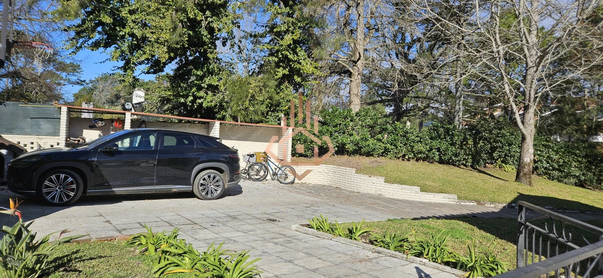 Se Alquila en Country Casa de 5 Cuartos y 4 Baños