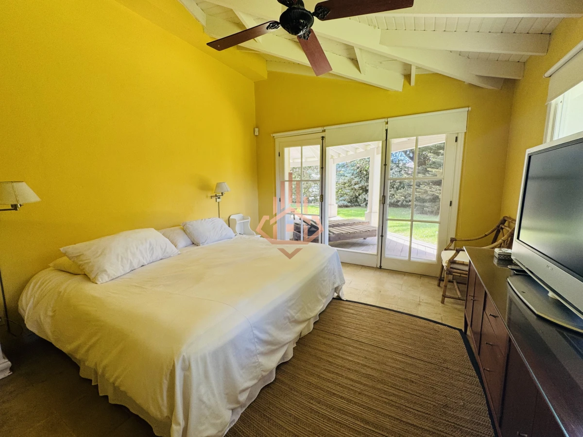 Venta casa en Barrio Privado de 5 dormitorios.