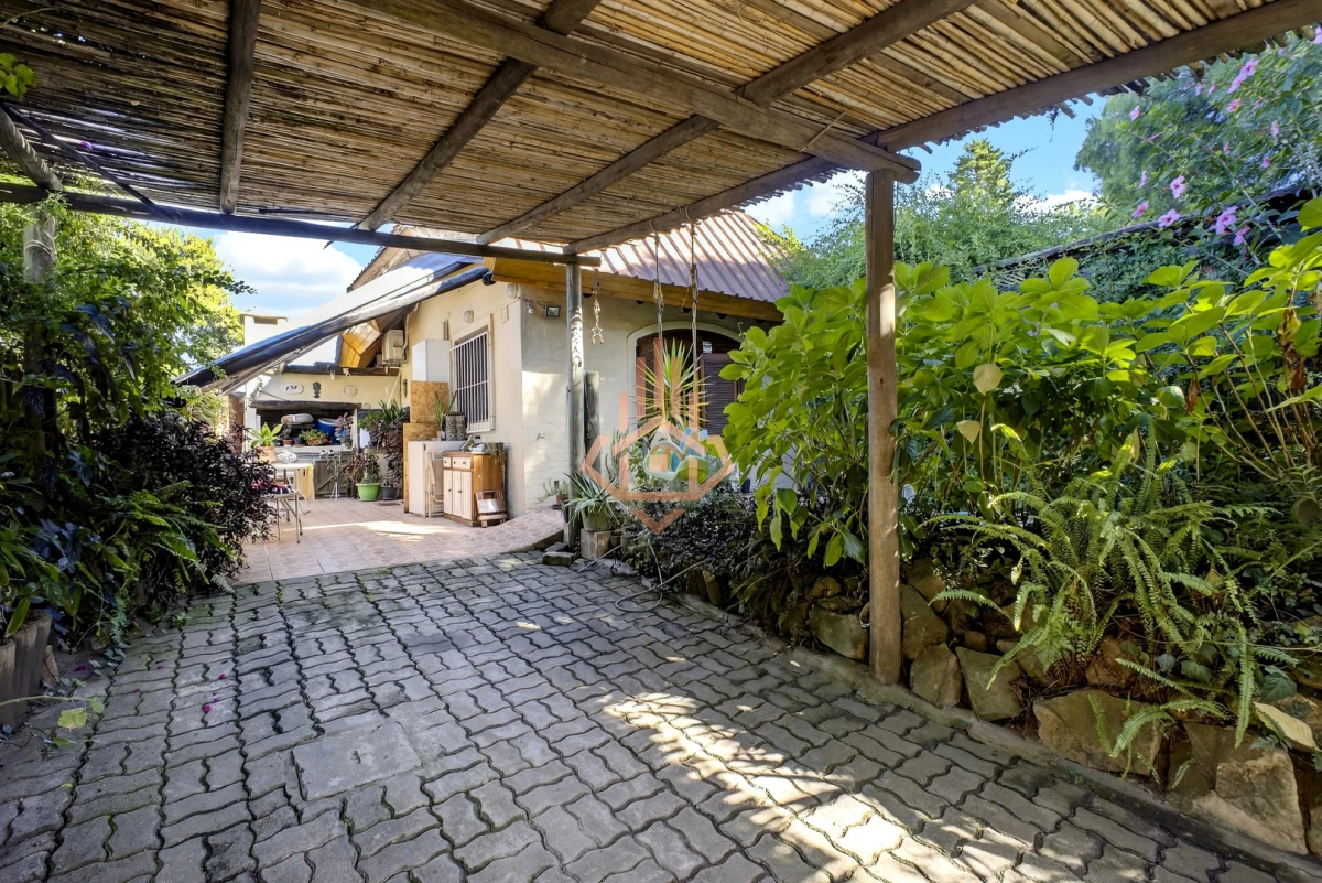 Casa En Venta De 5 Dormitorios , Dependencia