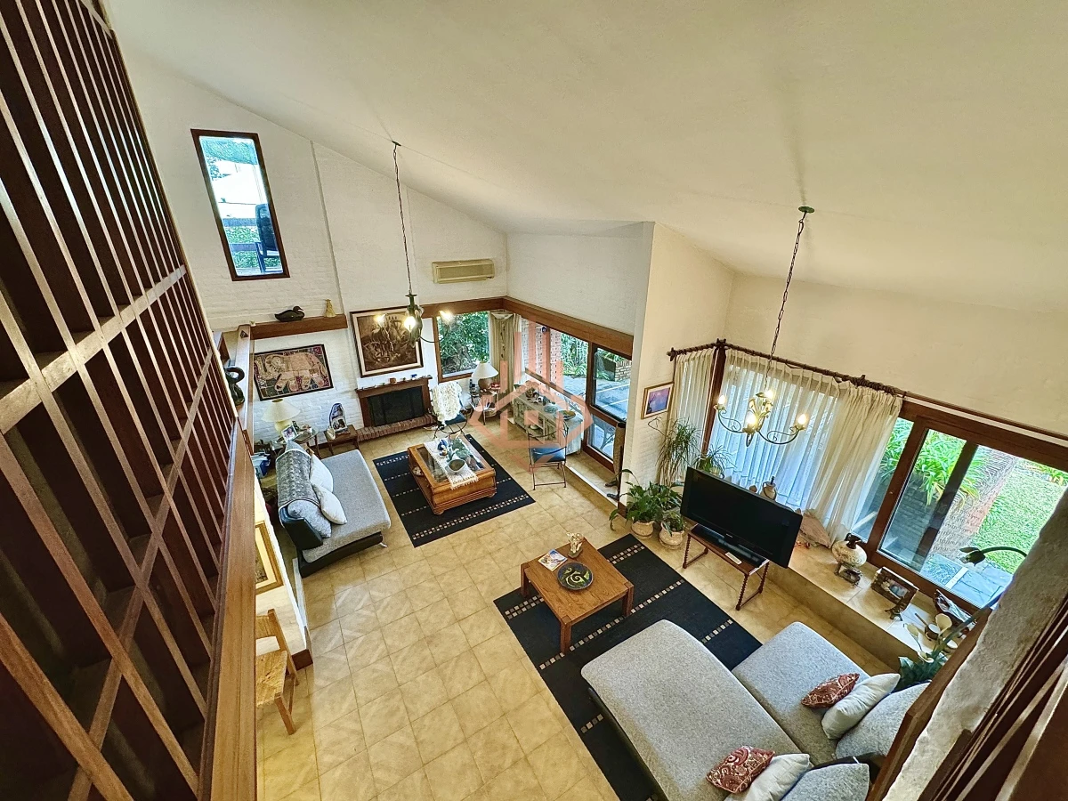 Casa, Venta 4 dormitorios mas dependencia, 2 master suite, Piscina, 1 cuadra de la playa Masa, Punta del Este.