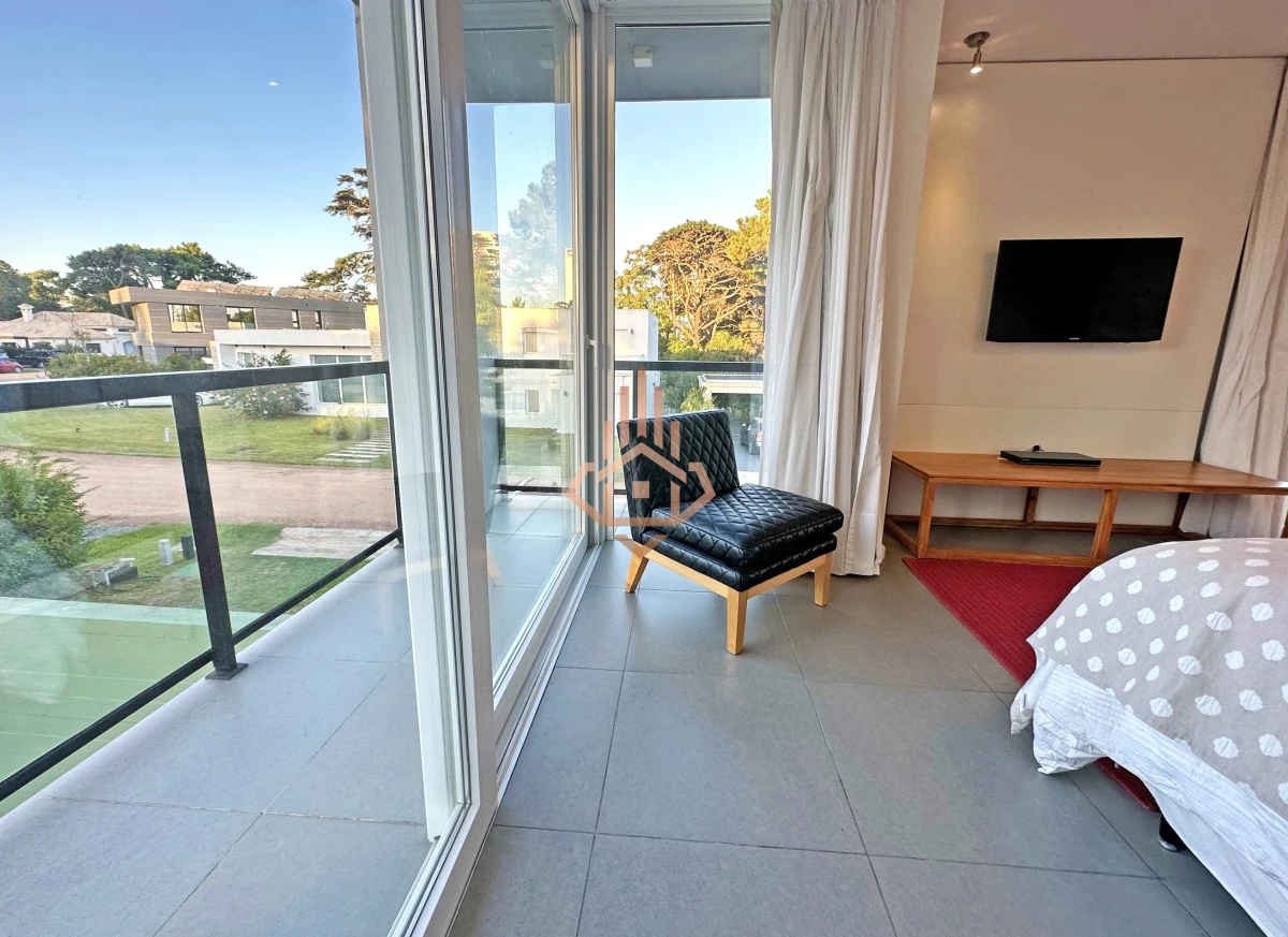 Venta Casa en Barrio Privado en playa mansa, 5 suites, piscina, losa radiante.