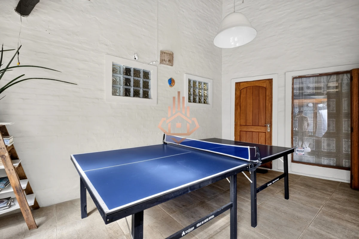 Casa En Venta De 5 Dormitorios , Dependencia