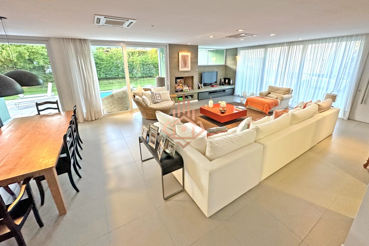 Venta Casa en Barrio Privado en playa mansa, 5 suites, piscina, losa radiante.