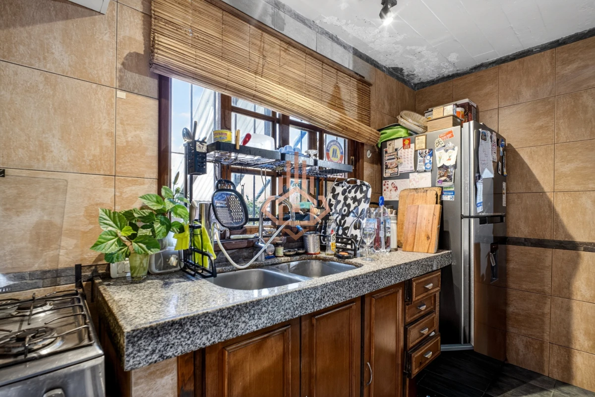 Casa En Venta De 5 Dormitorios , Dependencia