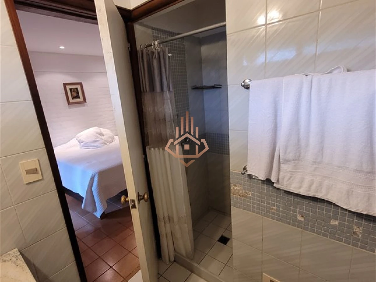 Casa en venta sobre Av Cordoba posible proyecto clinica o academia