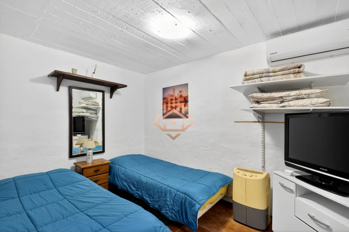 Casa En Venta De 5 Dormitorios , Dependencia