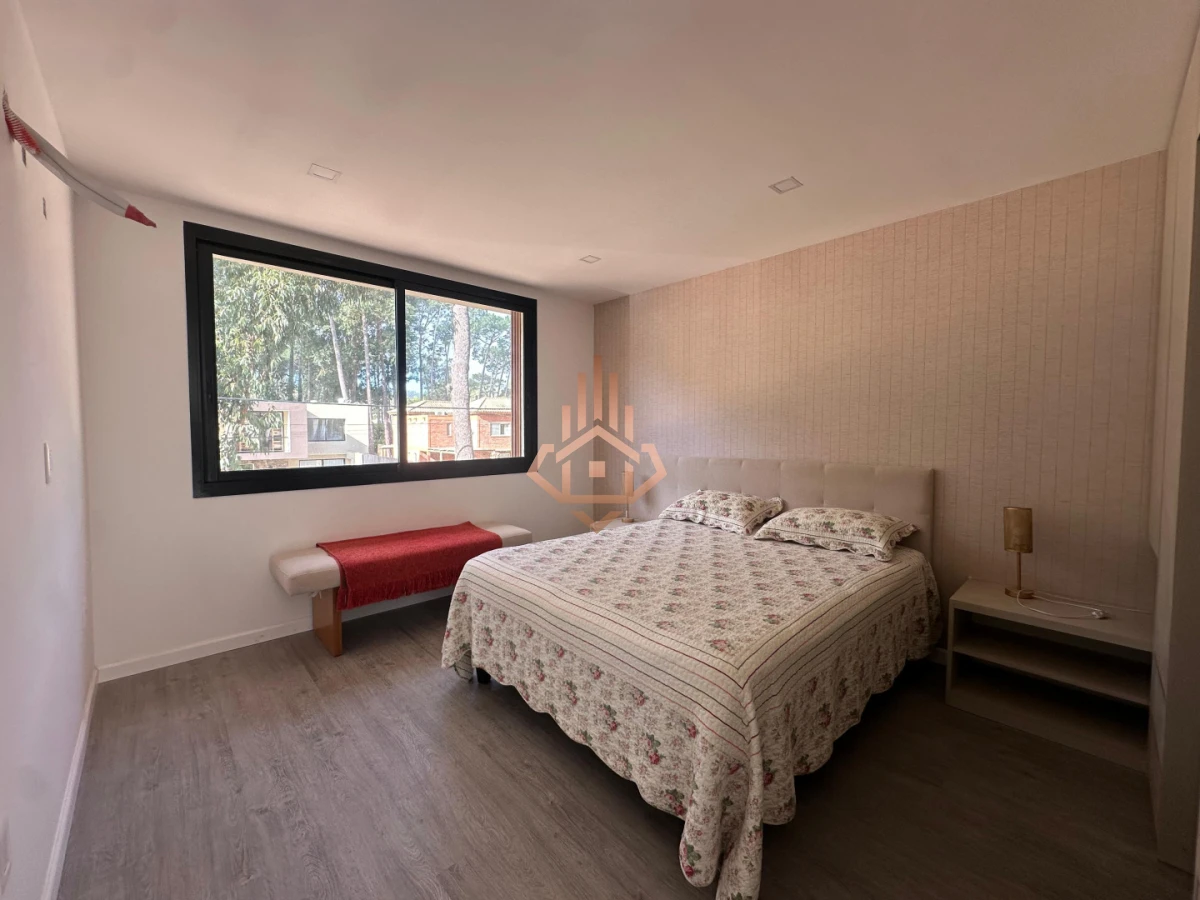 Residencia de Lujo en Barrio Privado de Solanas: Confort, Privacidad y Estilo Todo el Año