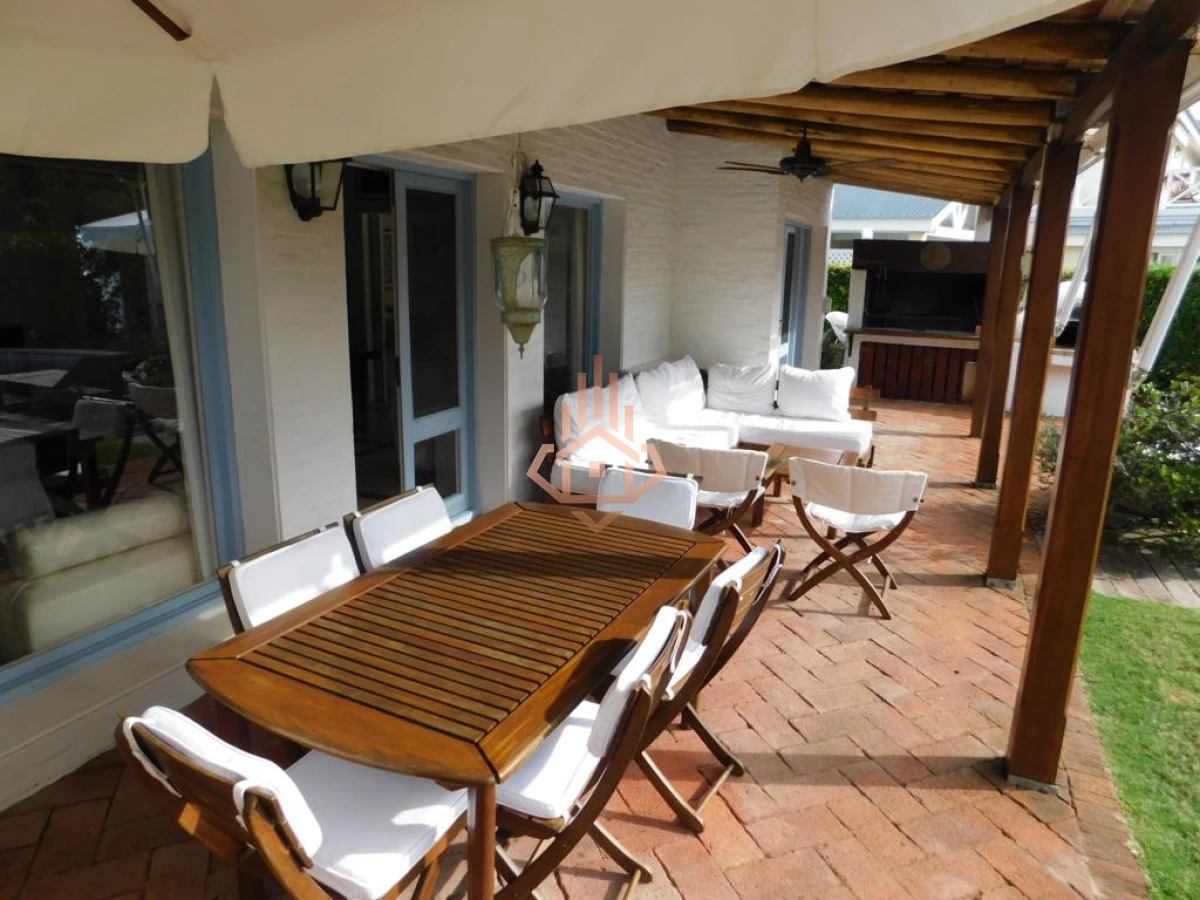 Casa en Montoya de 4 dormitorios y piscina, A pasos del Mar