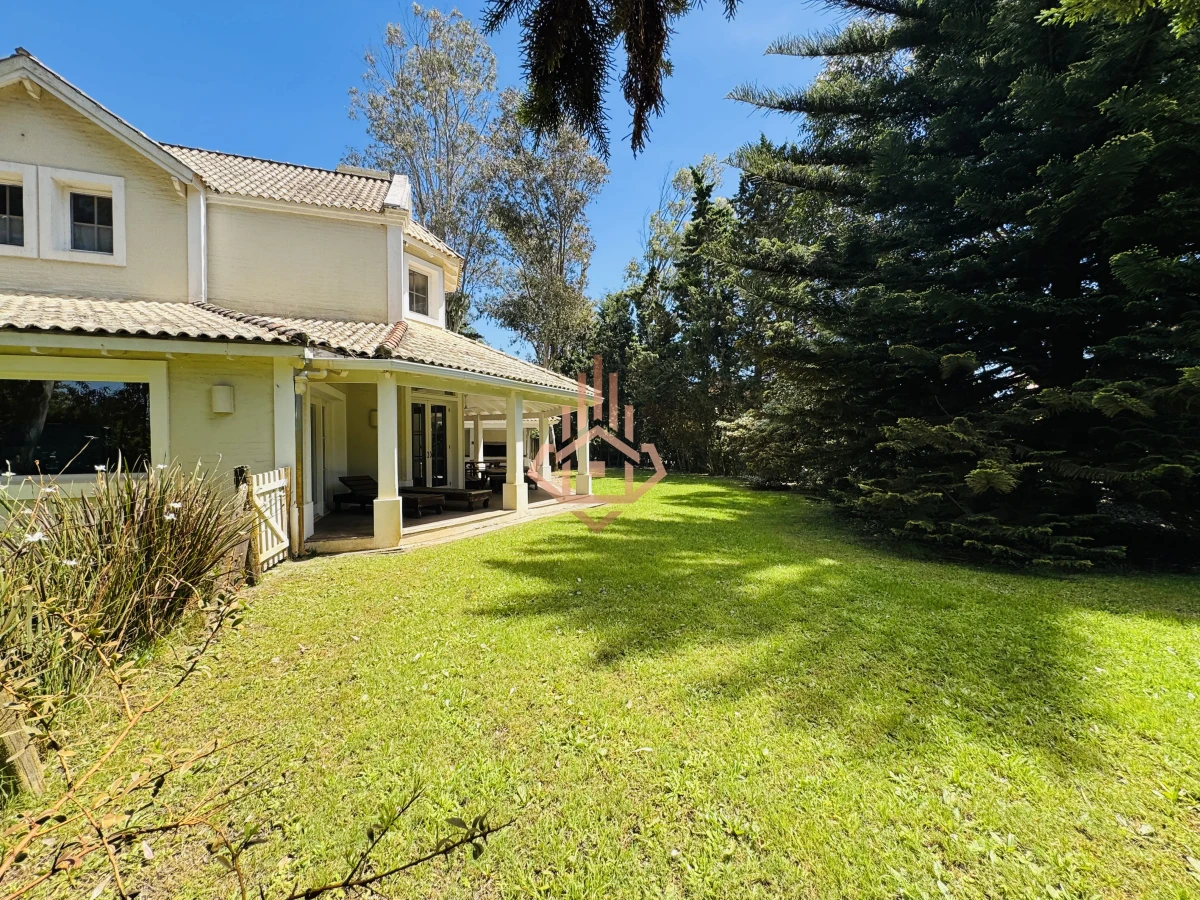 Venta casa en Barrio Privado de 5 dormitorios.