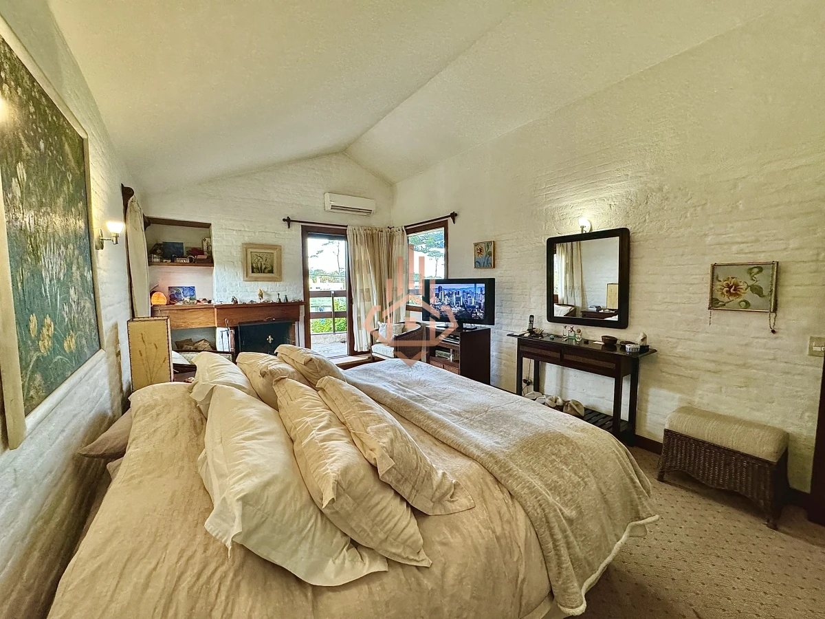 Casa, Venta 4 dormitorios mas dependencia, 2 master suite, Piscina, 1 cuadra de la playa Masa, Punta del Este.