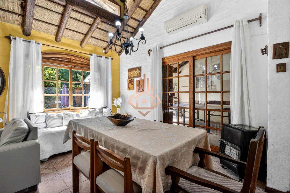 Casa En Venta De 5 Dormitorios , Dependencia