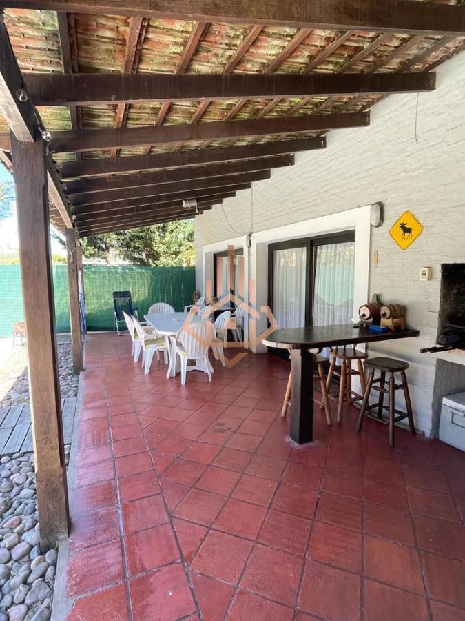 Casa en venta  alquiler 4 dormitorios, 2 dormitorios en suite. Piscina amplio JardÃ­n Barrio Marly