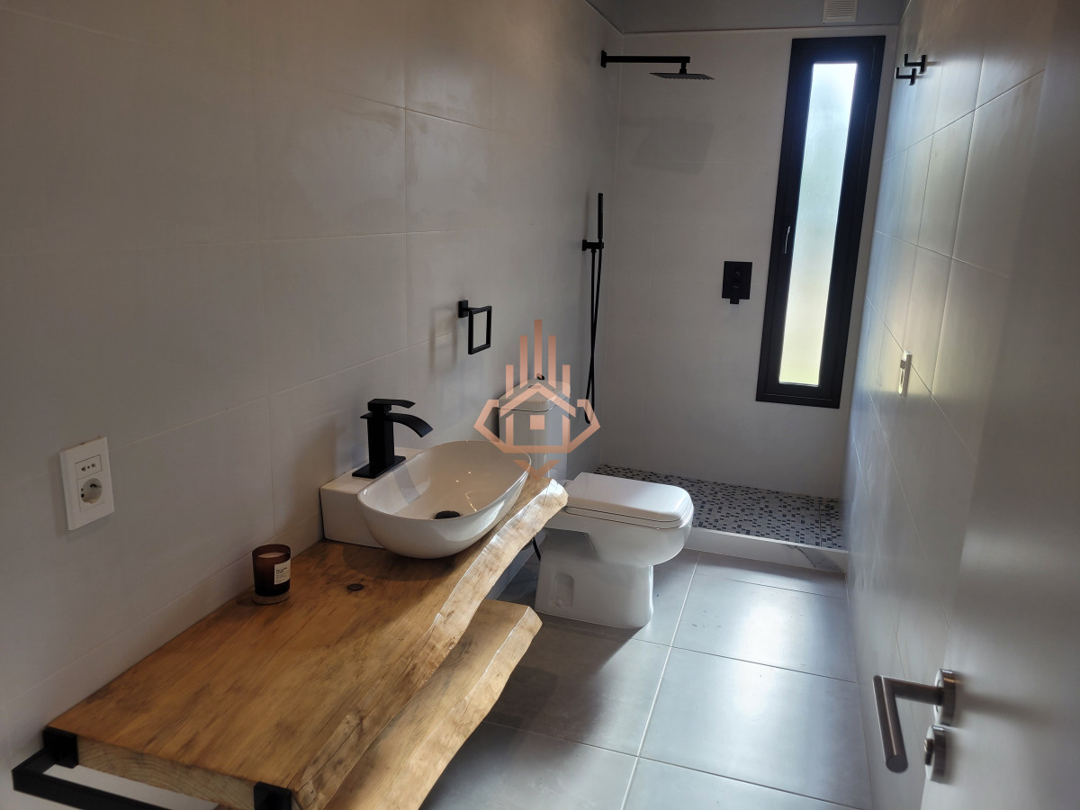 Casa en venta en Club del Lago. Punta Ballena. A estrenar, construcción tradicional