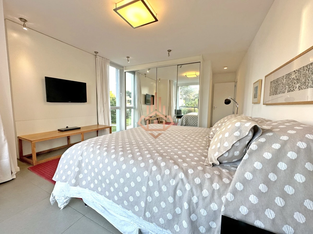 Venta Casa en Barrio Privado en playa mansa, 5 suites, piscina, losa radiante.