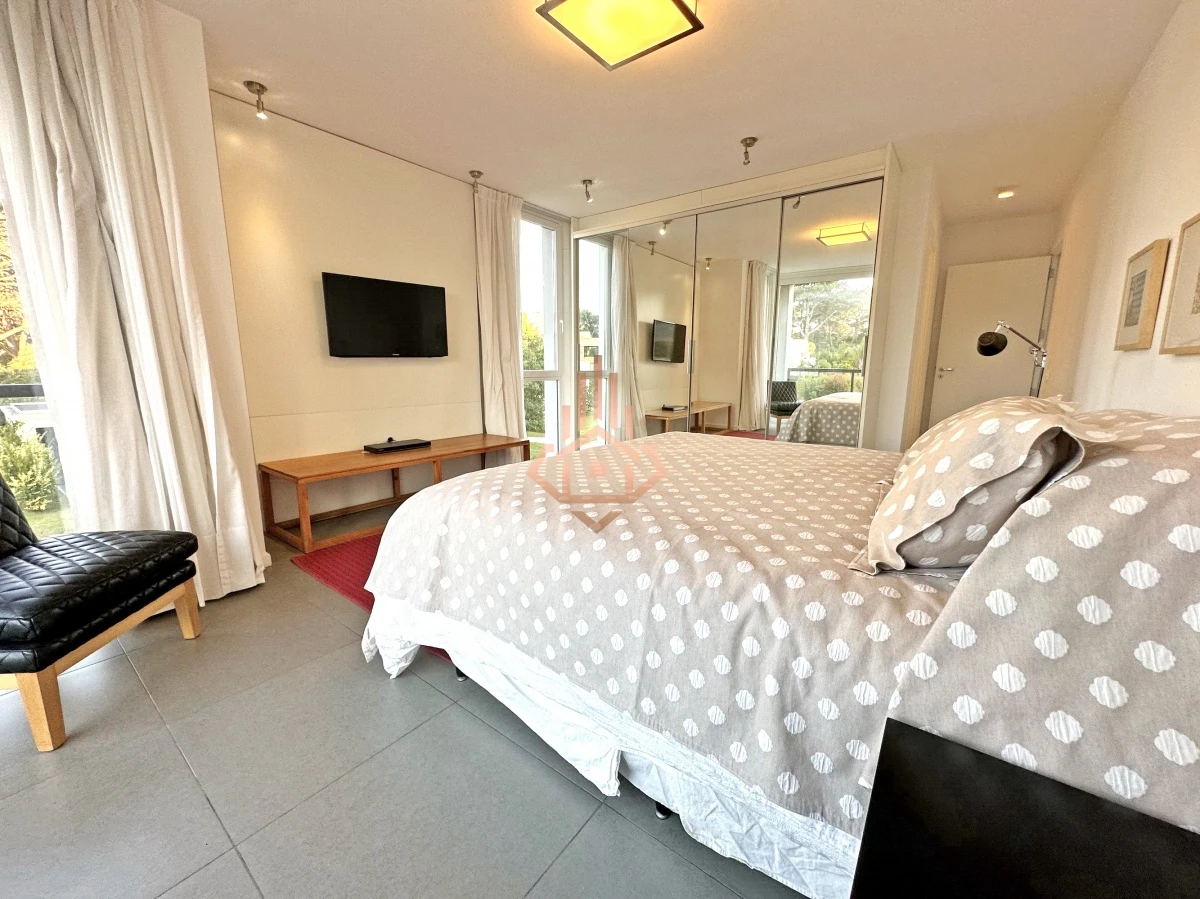 Venta Casa en Barrio Privado en playa mansa, 5 suites, piscina, losa radiante.