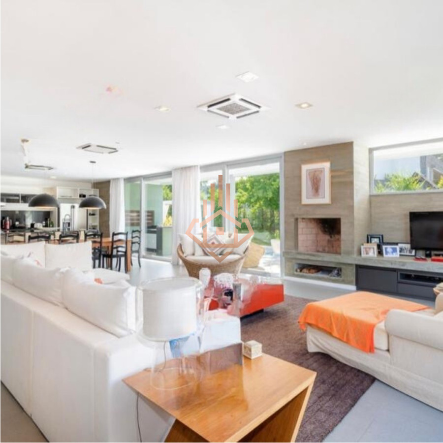 Venta Casa en Barrio Privado en playa mansa, 5 suites, piscina, losa radiante.