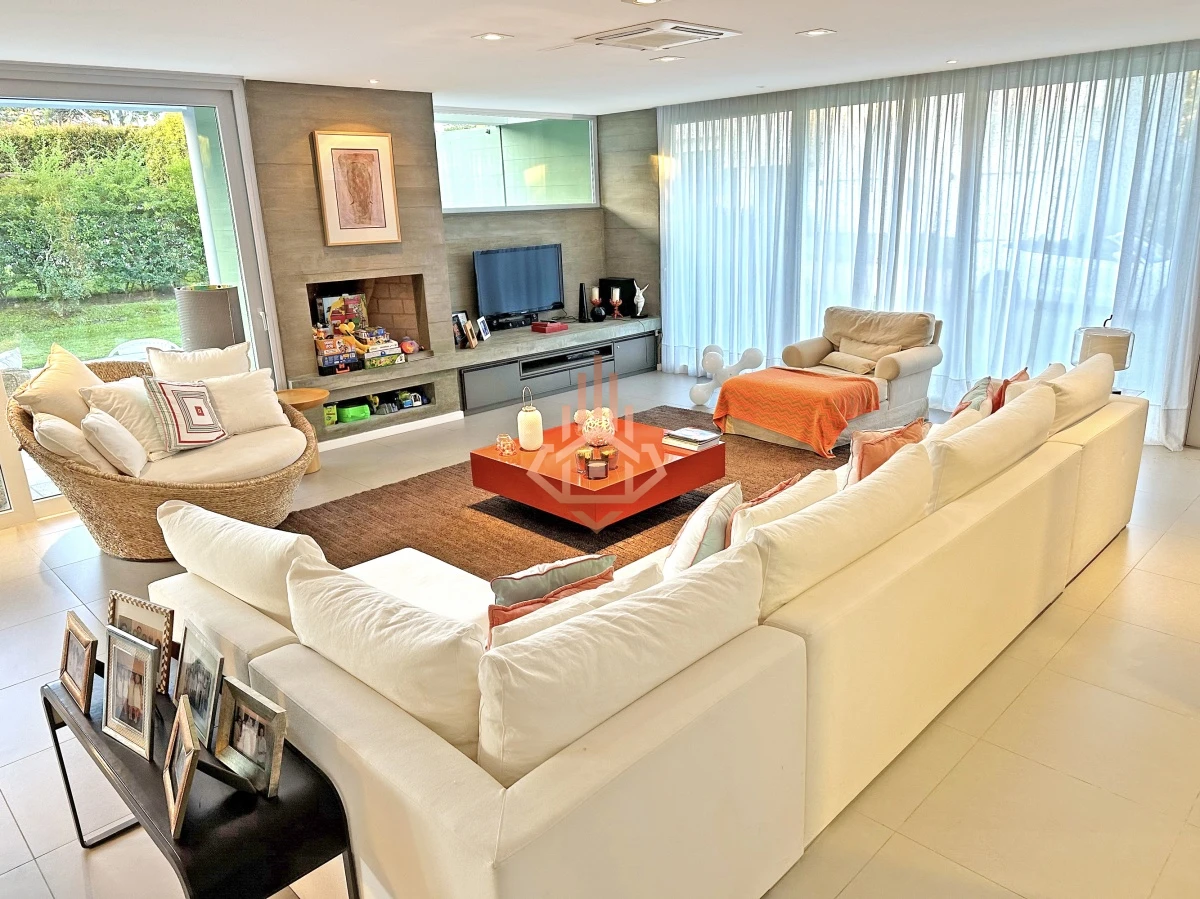 Venta Casa en Barrio Privado en playa mansa, 5 suites, piscina, losa radiante.