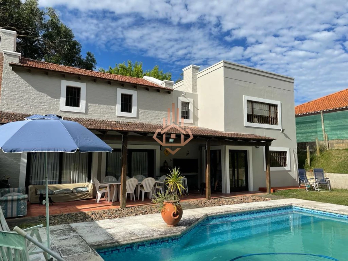 Casa en venta  alquiler 4 dormitorios, 2 dormitorios en suite. Piscina amplio JardÃ­n Barrio Marly