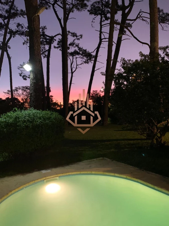 Casa en Venta Manzana Completa, 6 Dormitorioscon Proyecto Aprobado de Condo Hotel Barrio Mansa