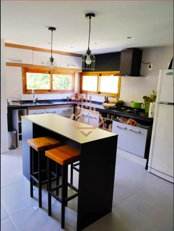 Casa en Pinares - 4 dormitorios y dependencia