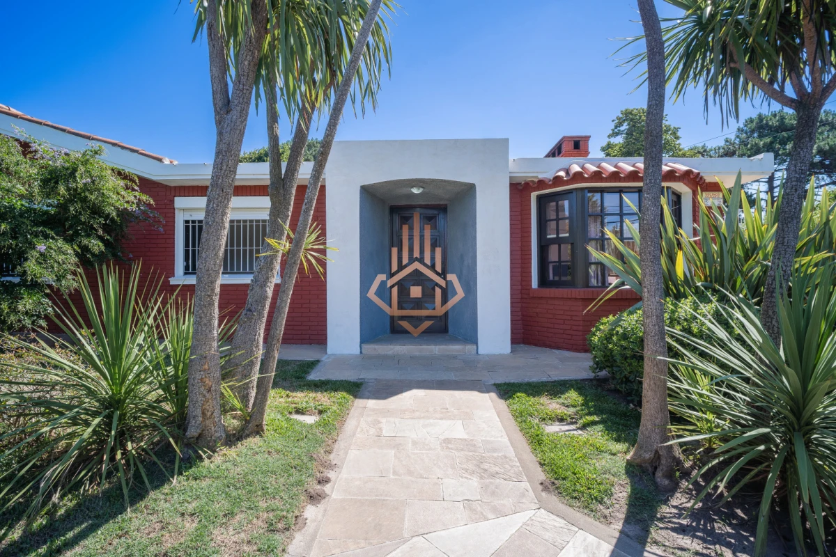 Casa en venta en B. Cantegril, zona de colegios entorno residencial