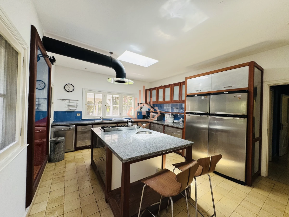 Venta casa en Barrio Privado de 5 dormitorios.