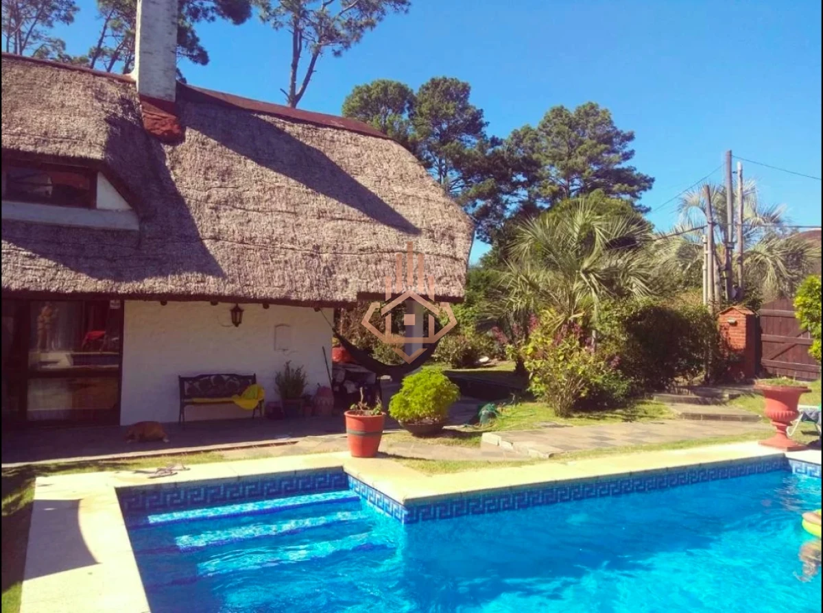 Casa en Pinares - 4 dormitorios y dependencia