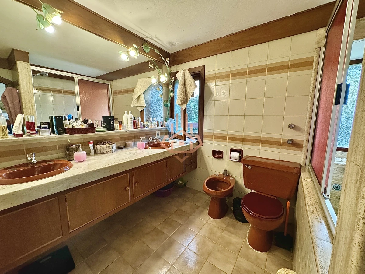 Casa, Venta 4 dormitorios mas dependencia, 2 master suite, Piscina, 1 cuadra de la playa Masa, Punta del Este.