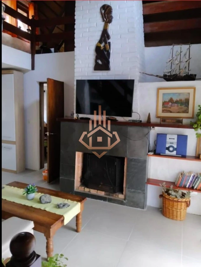 Casa en Pinares - 4 dormitorios y dependencia