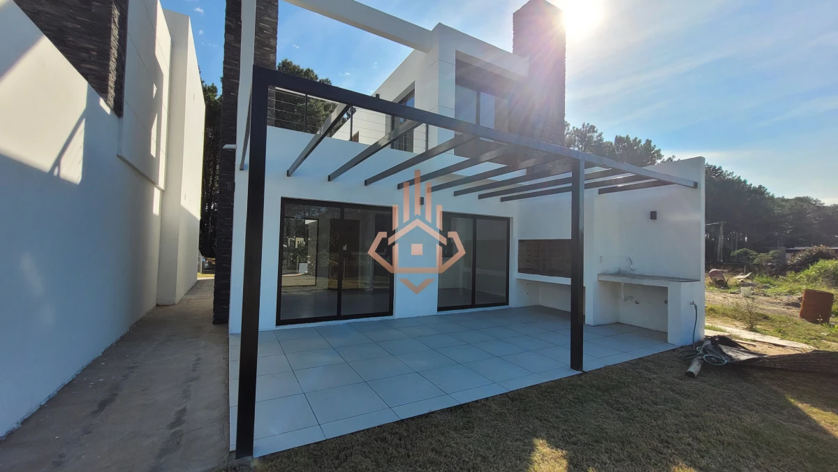 Venta Casa en pozo en barrio Burnett. Punta del Este C.Tradicional