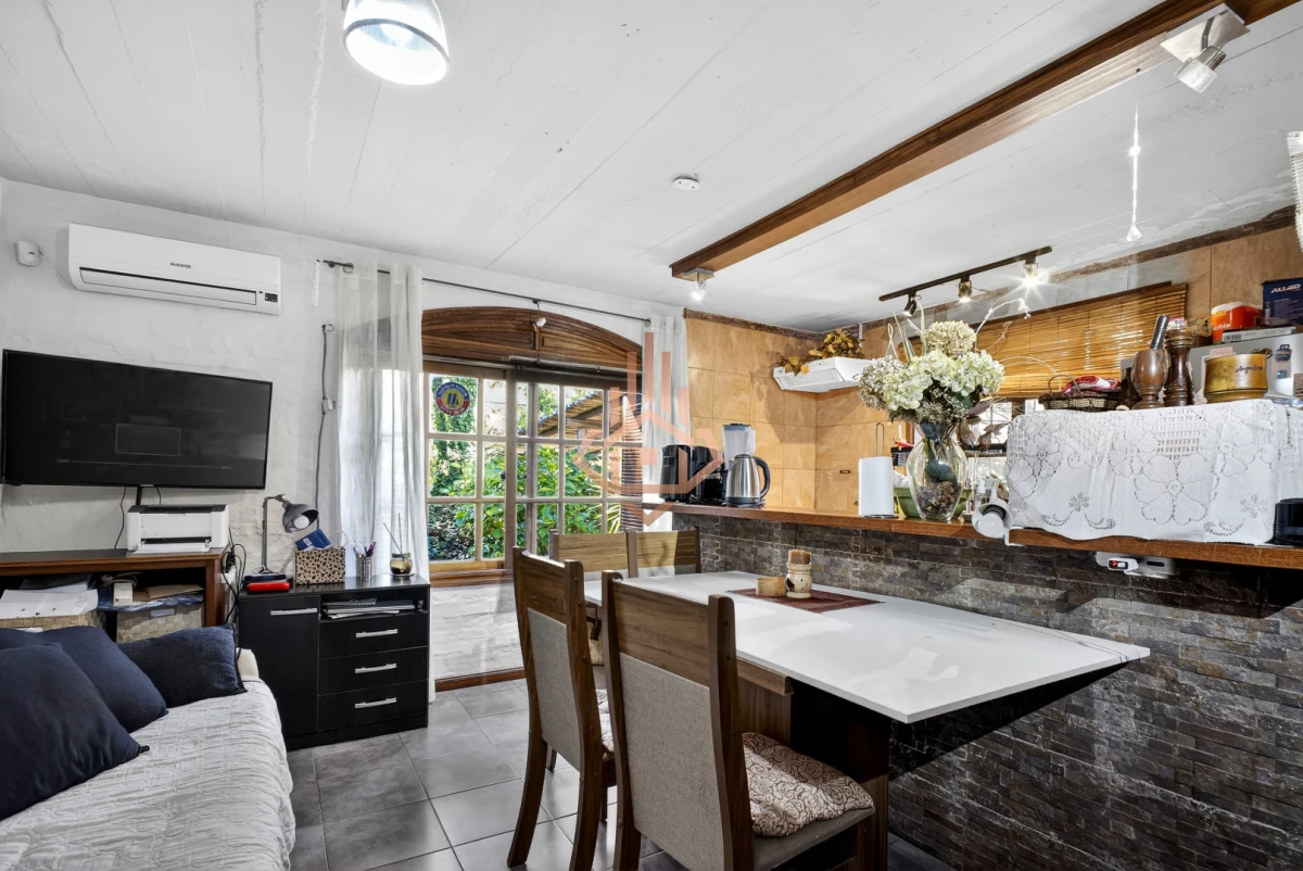 Casa En Venta De 5 Dormitorios , Dependencia