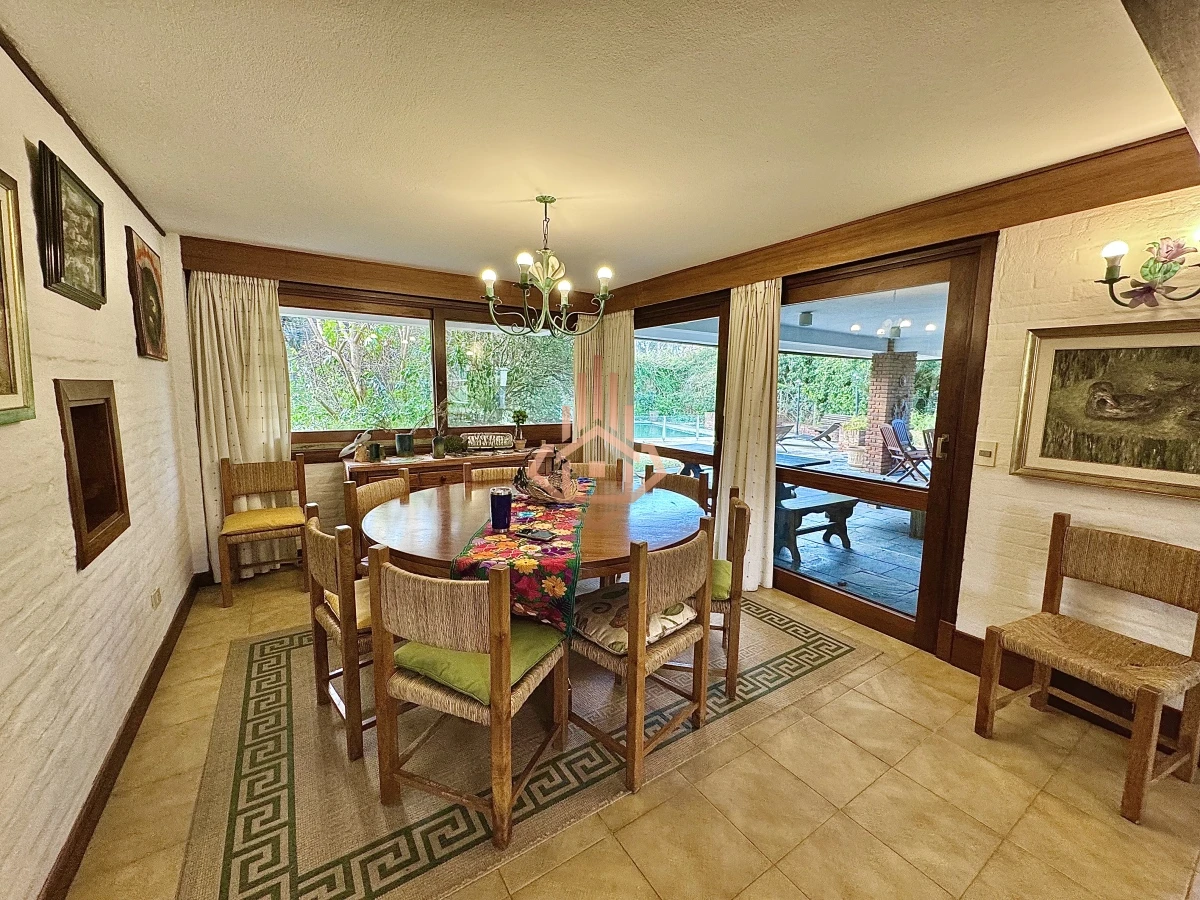 Casa, Venta 4 dormitorios mas dependencia, 2 master suite, Piscina, 1 cuadra de la playa Masa, Punta del Este.