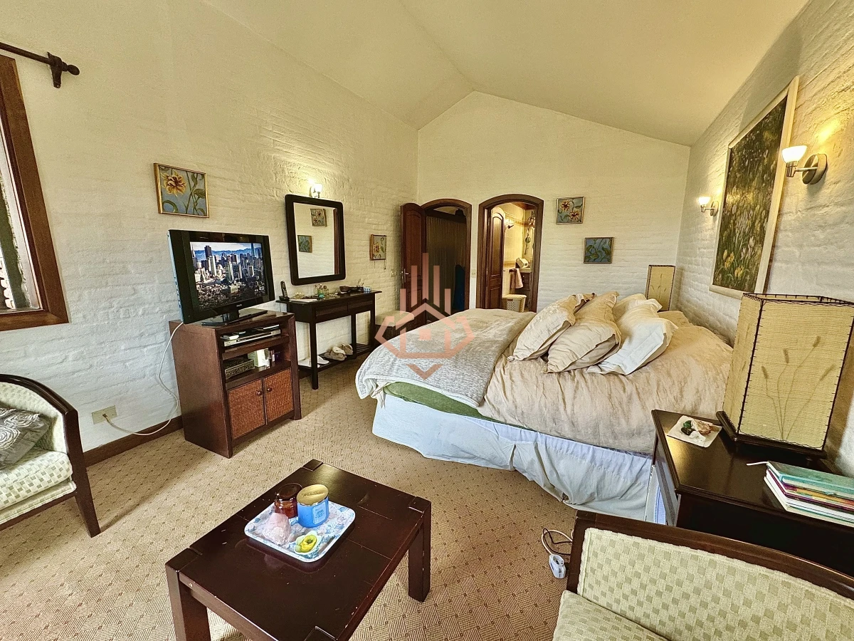 Casa, Venta 4 dormitorios mas dependencia, 2 master suite, Piscina, 1 cuadra de la playa Masa, Punta del Este.