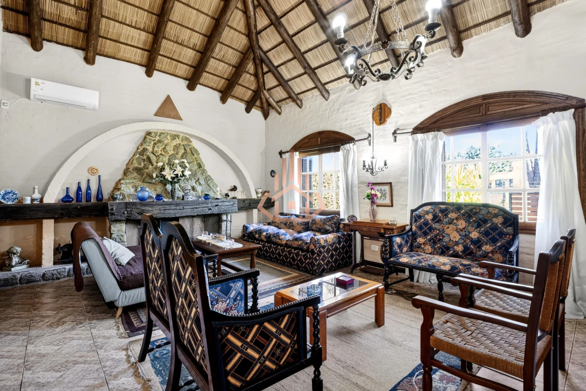 Casa En Venta De 5 Dormitorios , Dependencia