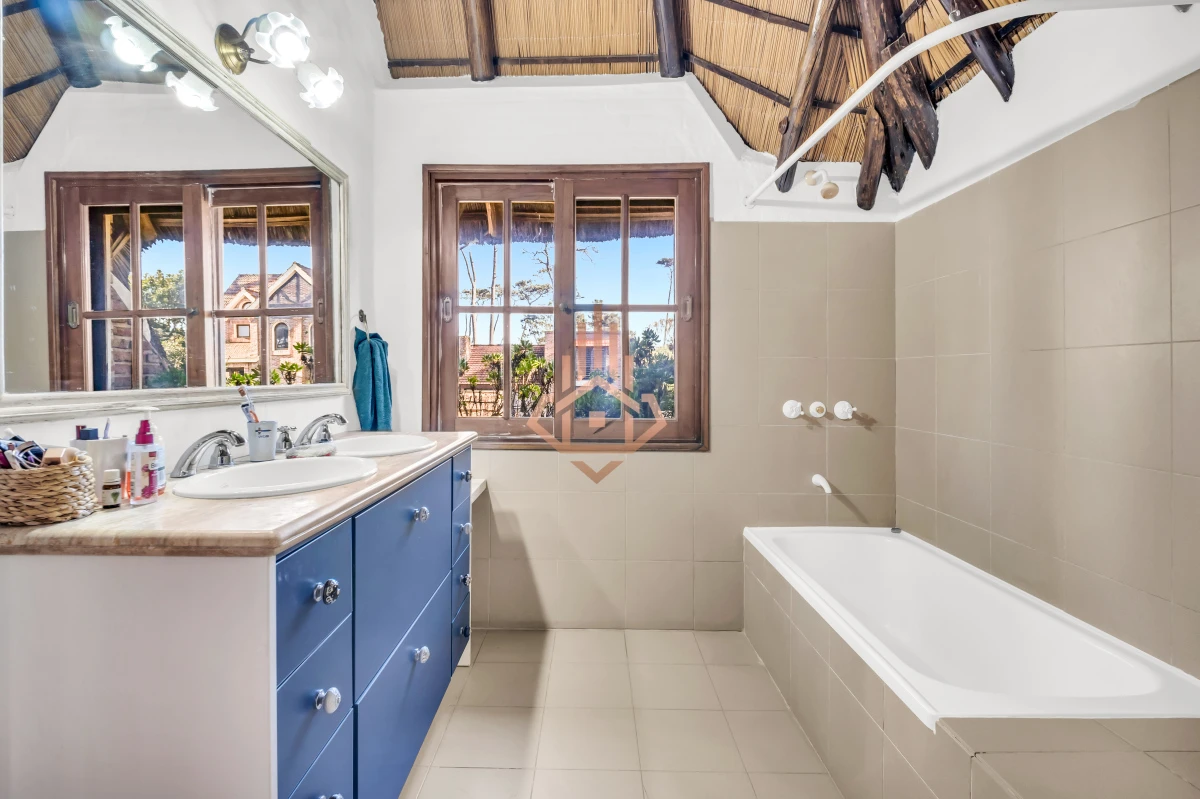 Casa en Venta en Playa Mansa P33 con 4 dormitorios (3 en suite) y 4 baños, Piscina y gran terreno a escasos 50mts del mar.