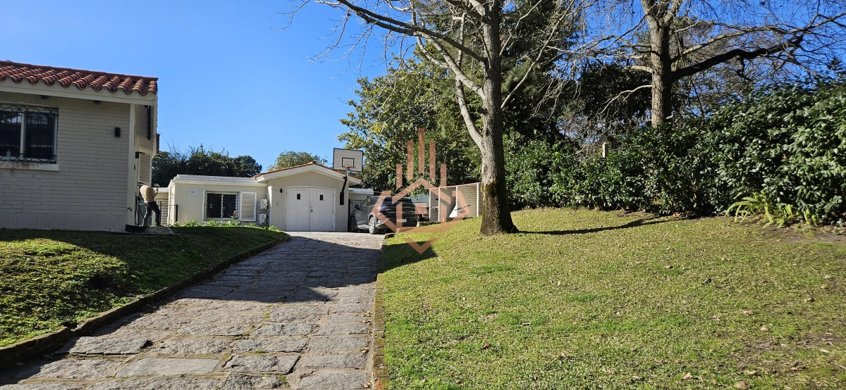 Se Alquila en Country Casa de 5 Cuartos y 4 Baños